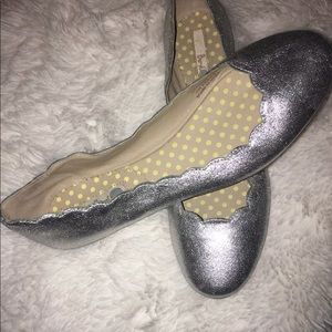 BODEN SCALLOPED SILVER FLATS, SZ 39 💕